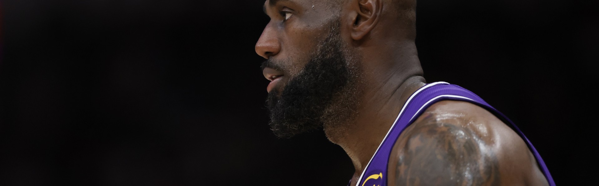 15季后赛欧文&amp;乐福受伤&amp;21浓眉受伤！詹媒：为何是詹姆斯来承受？