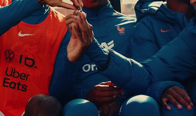 星空体育官网-你给我来点！姆巴佩替补席找科纳特要零食，吃了一口给了琼阿梅尼