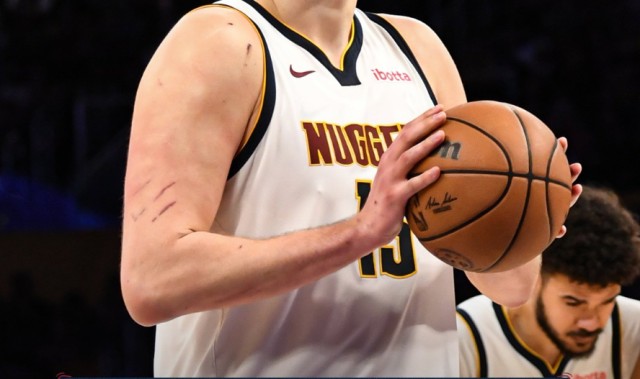 星空体育官网-末节+加时5中1还被艾顿大帽！约基奇191次三双吞耻辱 板凳席发怒