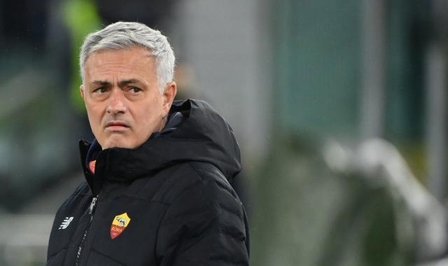 星空体育-穆里尼奥惨败怼记者：教练比你难干 所以多赚很多